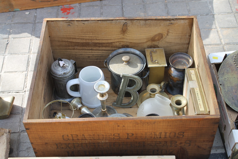 hand tool, box - container, table, rastro, metal, no people, tool, letra b, day, de época, antiguo, box, equipment, still life, variation, choice, cajon de madera