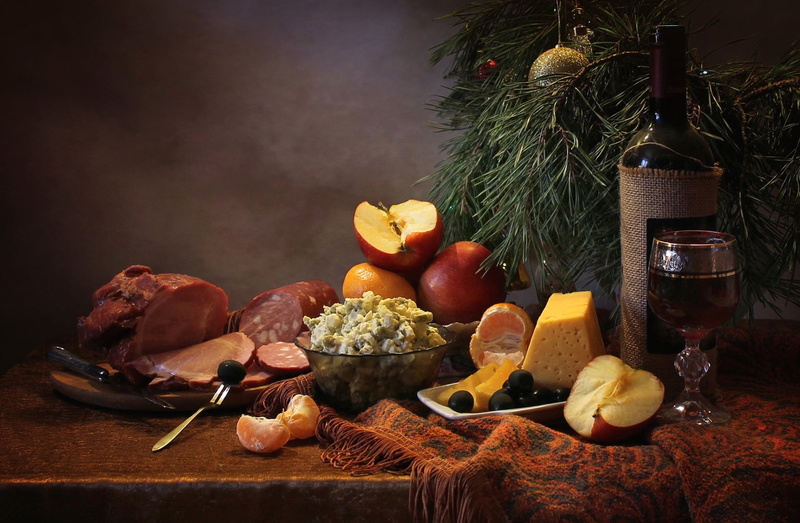 olives, alcohol, household equipment, salad, Mandarin, no people, treat, 1080P, Olivier, table, wineglass, wine, healthy eating, drink, meat, cutting board
