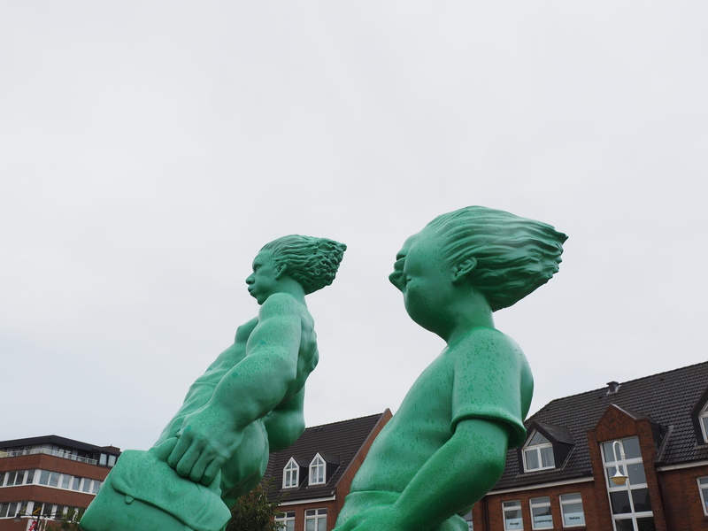 outdoors, figure, artwork, nature, built structure, the traveler a giant in the wind, green, representation, architecture, building exterior, 4K, personal