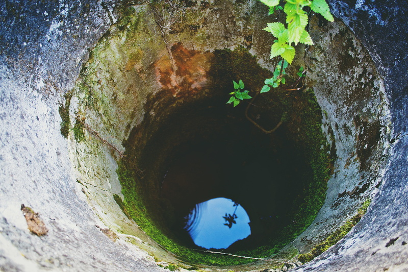 tunnel, 4K, outdoors, architecture, summer, city, plant, circle, day, water, old, nature, arch, well, built structure, deep, shape, tree, hole, vines