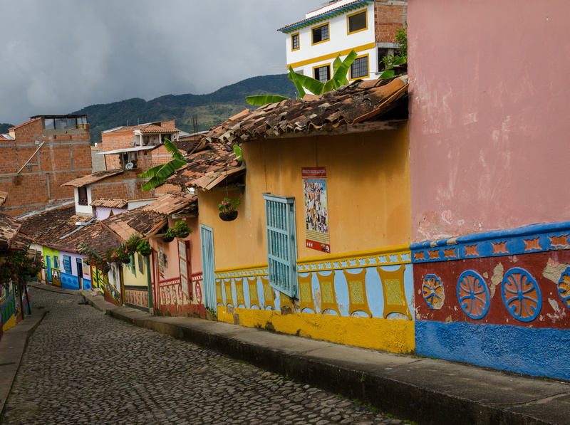 street, nature, 4K, building, holiday, town, day, color, tourism, travel destinations, cultures, sky, road, built structure, cloud - sky, guatape, alley