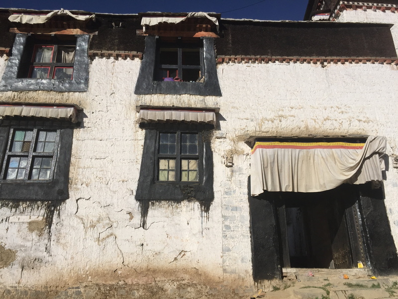 clothesline, drying, the solemn, faith, buddhism, clothing, architecture, lhasa, 2K, temple, sunlight, nature, old, residential district, house, window