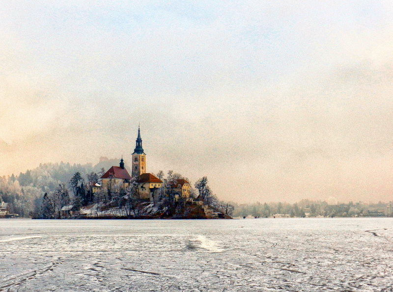 bled, landmark, built structure, house, snow, alps, urban skyline, building exterior, travel destinations, lake, surrounded, brown, outdoors, concrete