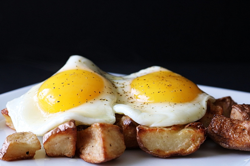 eggs, sunny side up, sunny, no people, photo, meat, egg yolk, food, food and drink, selective, potatoes, freshness, top, indoors, focus, grilled, breakfast