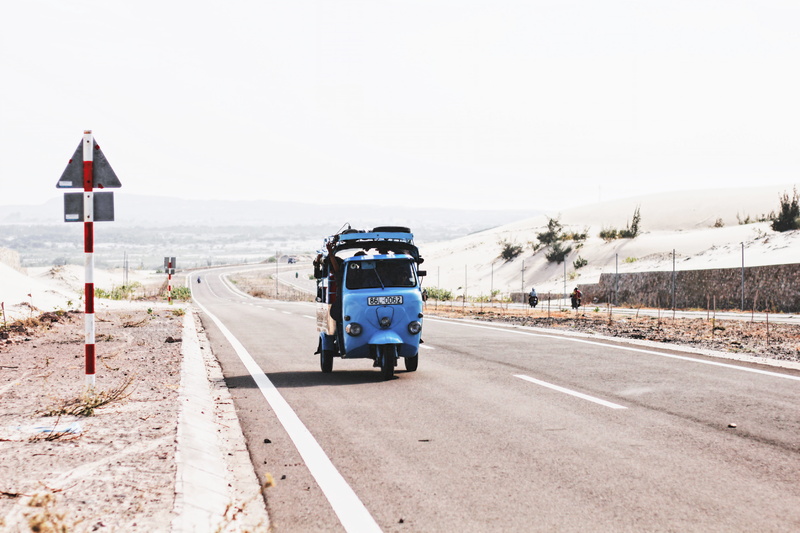 rickshaw, auto, beach, daytime, on the move, scenics - nature, transportation, copy space, car, sign post, motion, sky, gray, land Vehicle, day, auto rickshaw