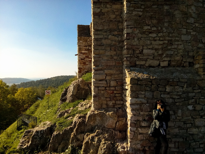 woman, swietokrzyskie mountains, wall, castle, built structure, swietokrzyskie, leisure activity, nature, standing, travel, the path, men, adult, day, the stones