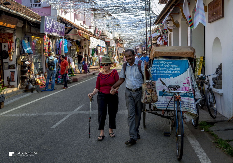 choice, old lady, couple - relationship, casual clothing, retail, standing, people, day, market, architecture, guide, tourist, city, retail display, real people