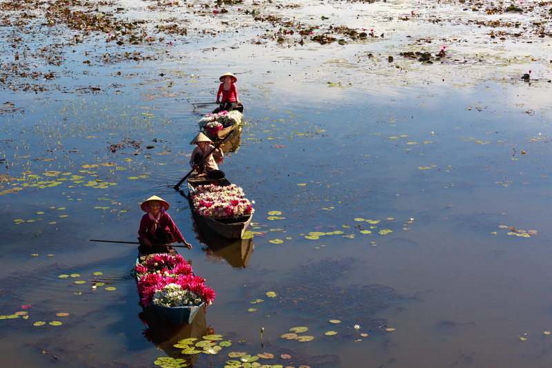 three, sight, nature, two people, standing, clothing, rowboat, daylight, environment, kayak, landscape, watercrafts, people, traditional clothing, reflection