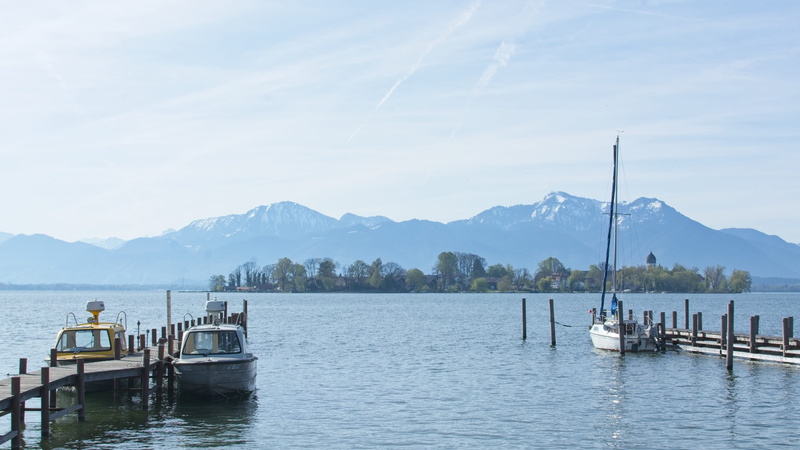 no people, cloud - sky, water, 5K, mountain range, tranquility, vacations, spring, chiemsee, non-urban scene, outdoors, lake, wooden post, day, landscape
