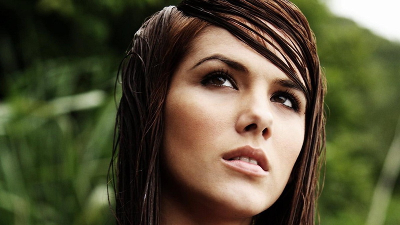 young women, outdoors, one person, focus on foreground, contemplation, headshot, beauty, beautiful woman, brown hair, Roberta Murgo, young adult, human body part
