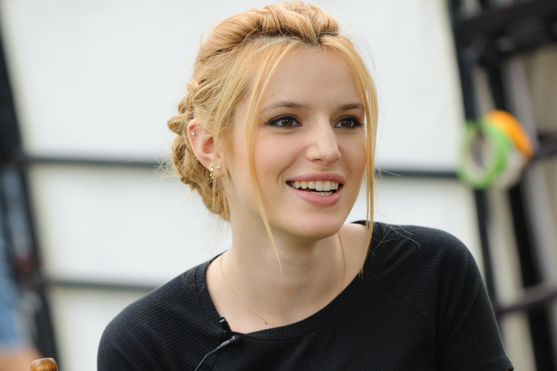 lifestyles, teenager, happiness, 2K, one person, hairstyle, young women, toothy smile, celebrities, focus on foreground, headshot, women, young adult