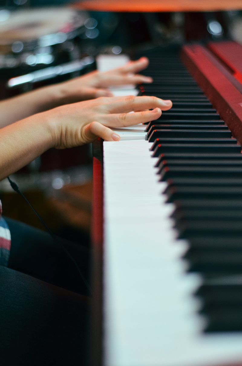 body part, human hand, key, finger, touching, keyboard instrument, 4K, girl musician, real people, music, close-up, keyboard, teclado, música, touch, girl