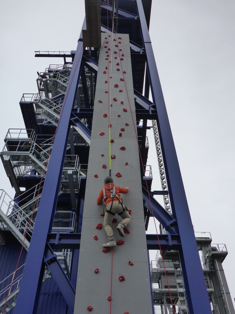connection, bridge, way of life, climbing, climbing belt, Climb, no people, Security, 4K, outdoors, amusement park, clear sky, Rise, day, staircase, blue
