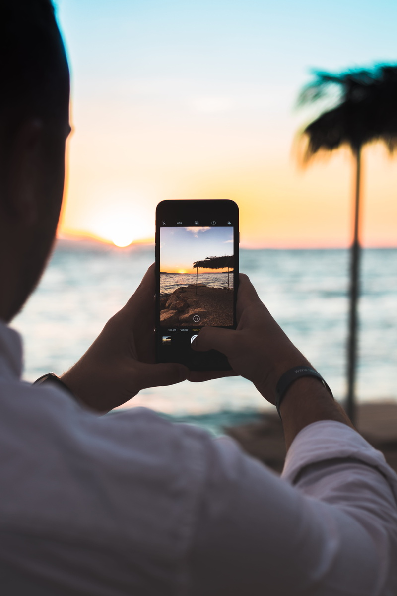 camera, outdoors, sea side, shotoniphone, sea view, beach, activity, tablet computer, sky, photoception, portable information device, sunset, photography themes