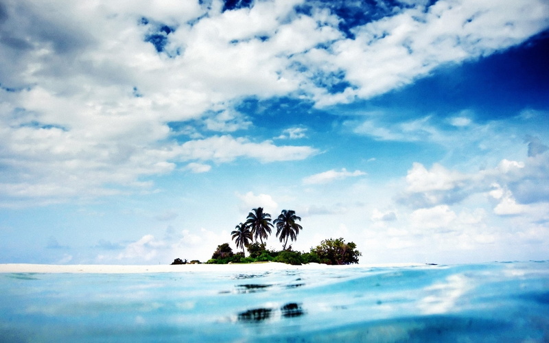 surface level, turquoise colored, cloud - sky, outdoors, 1080P, tranquility, tree, travel destinations, Land, Palm trees, palm tree, Clouds, trip, coconut palm tree