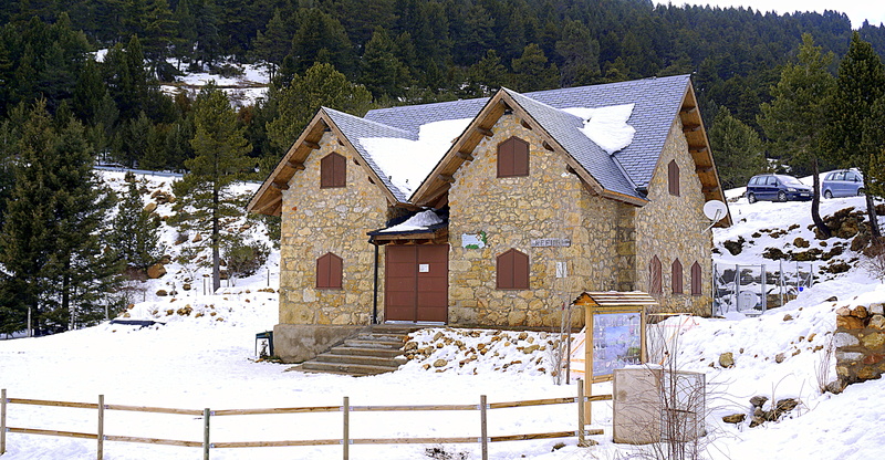 mountain retreat, skiing, snow, nevada, white, built structure, outdoors, house, building exterior, Peguera, tree, day, residential building, cadi, Nevado