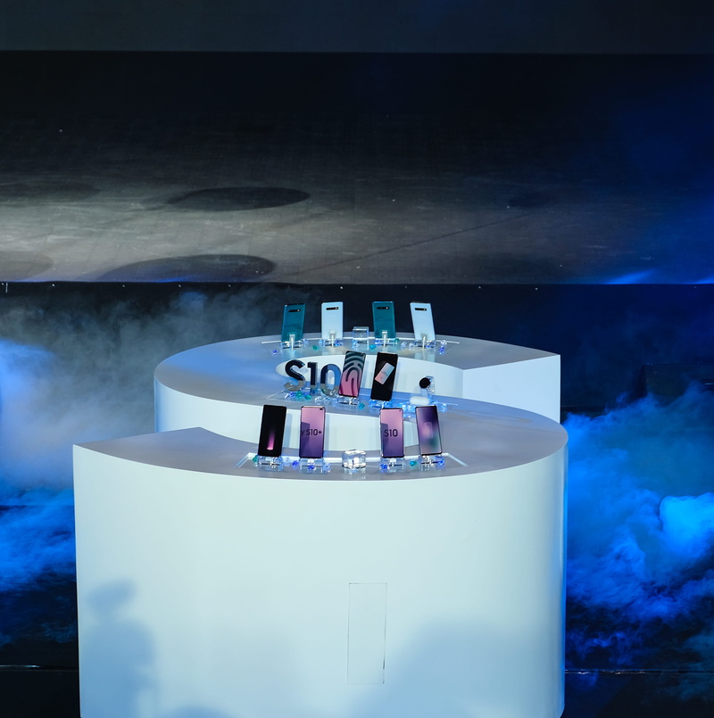building, container, architecture, 2K, close-up, still life, display, glass, water, monitor, day, snow, screen, built structure, tub, drink, table, cloud - sky