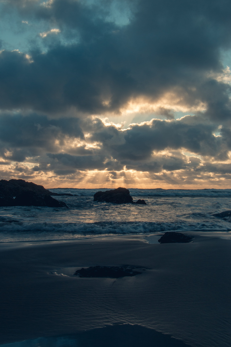sunray, beach, clouds, godray, horizon over water, tranquil scene, horizon, dusk, outdoors, land, tasman sea, water, cloud - sky, beauty in nature, scenics - nature