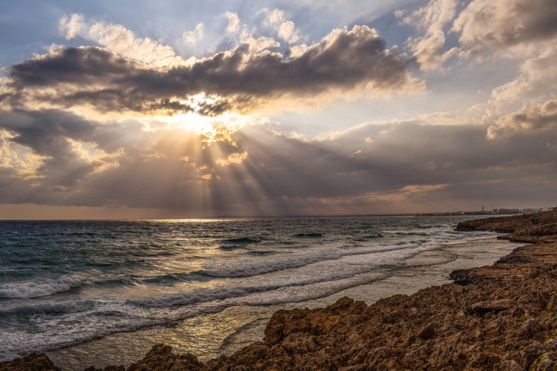 beauty in nature, sky, water, tranquil scene, wavy, land, 5K, sunset, nature, non-urban scene, rays, sunshine, sun, scenics - nature, waves, coastline