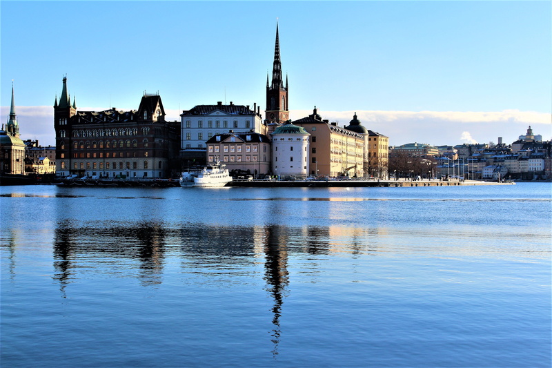 5K, horizon, mirror, travel, buildings, spire, lake mälaren, winter day, sweden, body of water, building, cold, beautifully, place of worship, stockholm
