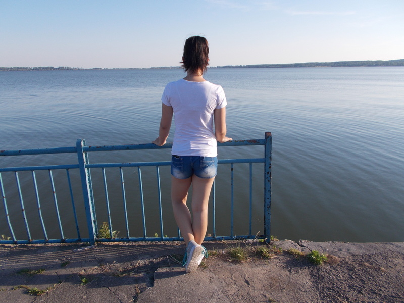 lifestyles, 4K, looking at view, Woman, hairstyle, tranquility, summer, long-haired, horizon over water, casual clothing, holiday, nature, sky, sunset