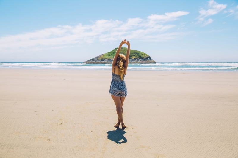 head, islet, white, one person, 5K, beach, hairstyle, hands, lifestyles, horizon over water, young adult, full length, summer
