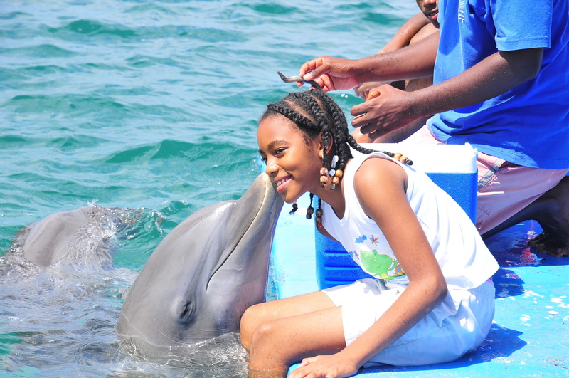 emotion, leisure activity, real people, women, nature, females, young women, roatan, 4K, sea, mahogany bay, lifestyles, three quarter length, beach, outdoors