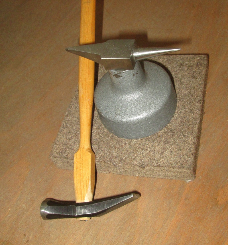 2K, anvil, simplicity, day, wall - building feature, spoon, craft, safety, table, high angle view, indoors, tool, hanging, no people, handle, household equipment