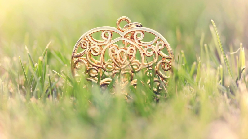 photography, 1920x1080, summer, glamor, grass, forged, decoration, gold, 1080P, heart, touch, pendant