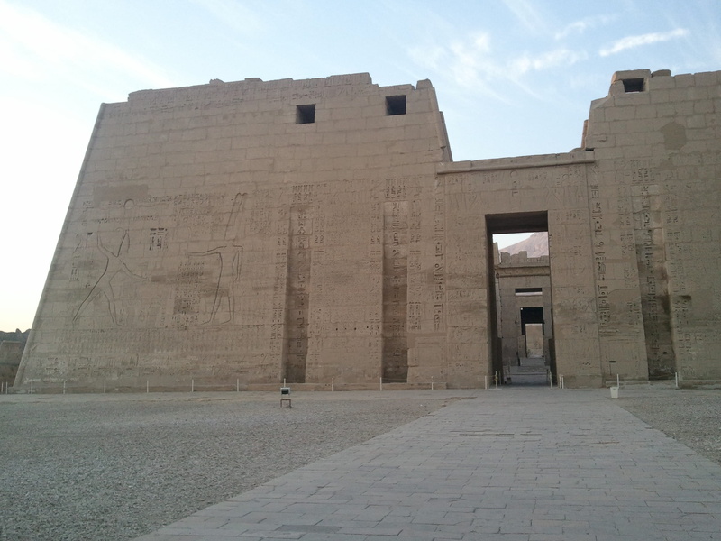 arch, pharaonic, ancient civilization, city, architecture, monument, building, egypt, ruins, habu temple, archaeology, sky, memorial, ancient, history
