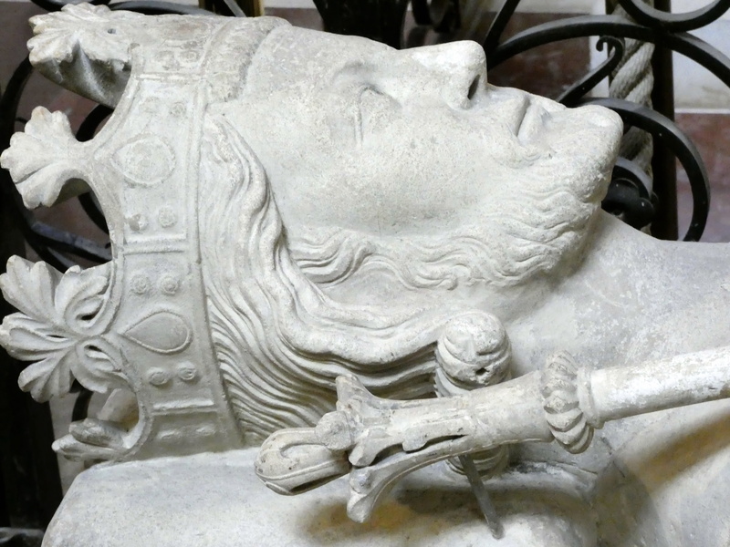 religion, creativity, monument, the past, sculpture, heritage, sculptures, history, male likeness, statue, close-up, craft, necropolis, royal, st-denis