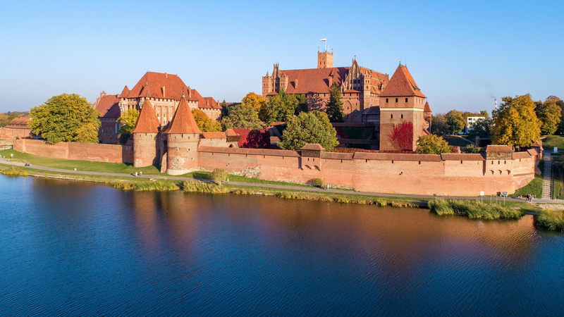 Tree, Castle, Gothic architecture, 4K, Wall, Castle Of The Teutonic Order In Malbork, River, Promenade, Marienburg, Tower, Poland, The residence master of the Teutonic order