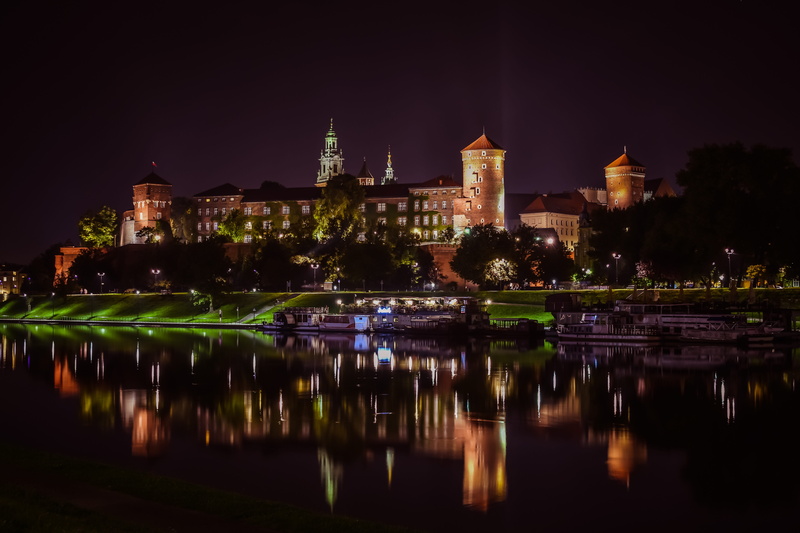 building, poland, architecture, 5K, outdoors, wawel royal castle, sky, waterfront, built structure, tourism, water, lake, travel, night, the past, kraków