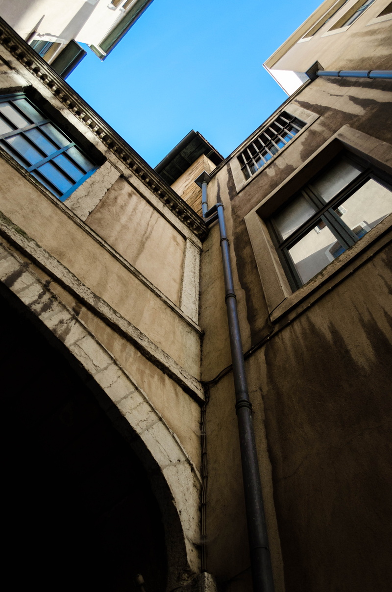 nature, low, building exterior, railing, residential district, banister, skylight, old town, shadow, shutter, no people, building, 4K, history, old building