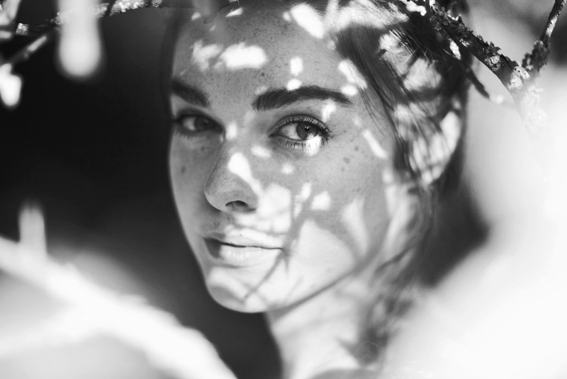 young women, lifestyles, indoors, monochrome, focus on foreground, close-up, freckles, beauty, beautiful woman, young adult, selective focus, Ruby James