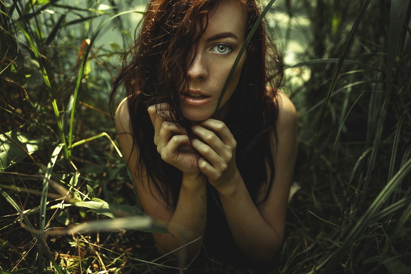 women, portrait, dappled sunlight, redhead, women outdoors, nature, grass, Siebzehn Grad Fieber, face, 1080P, lying on front, hair in face, open mouth