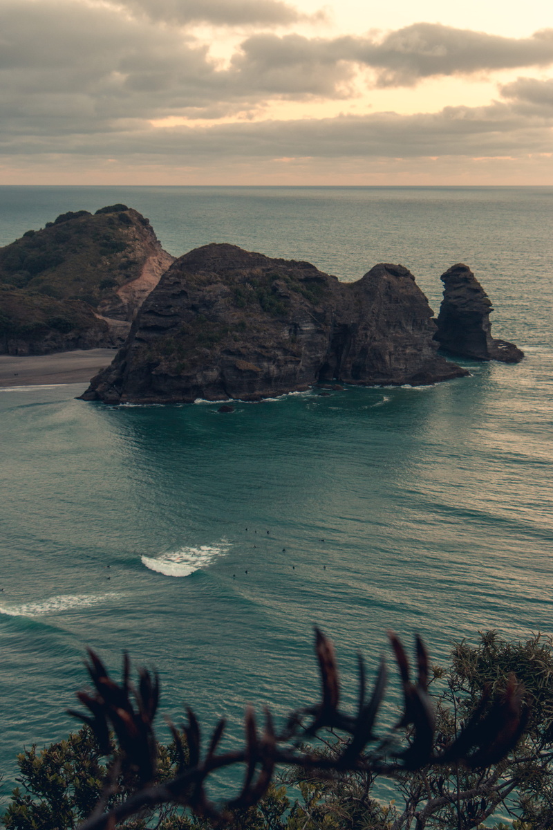 solid, aotearoa, beach, sea, rock - object, outdoors, cloud - sky, beauty in nature, horizon, surf, horizon over water, nature, 5K, waves, stack rock