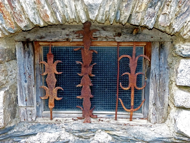 outdoors, window, crafts, old, 4K, day, pyrenees, house, building exterior, weathered, decline, bars, run-down, metal, bad condition, building, abandoned