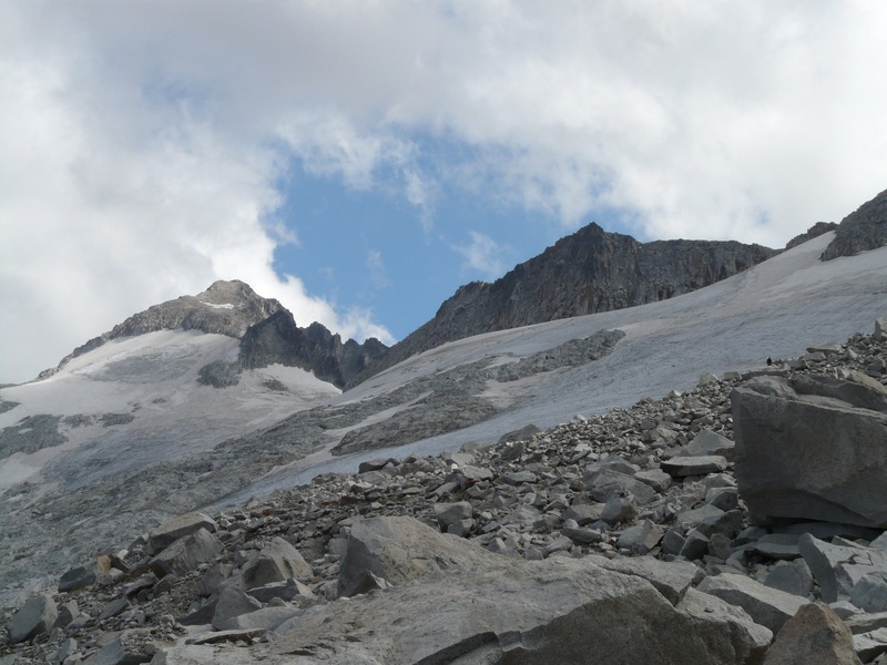 non-urban scene, no people, pico de aneto, mountain range, aneto, sky, day, pyrenees, outdoors, mountain, scree, mountains, nature, cloud - sky, formation