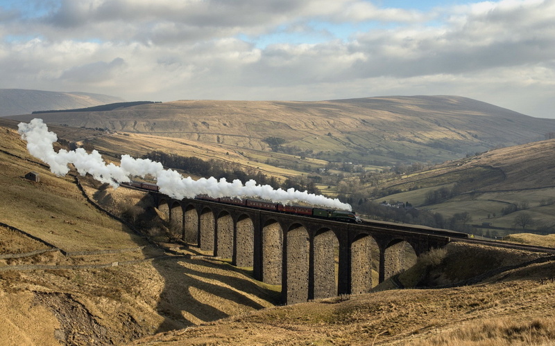 railway steam locomotive train nature bridge hill clouds landscape trees field sunlight shadow arch bricks harry potter, day, architecture, arch bridge