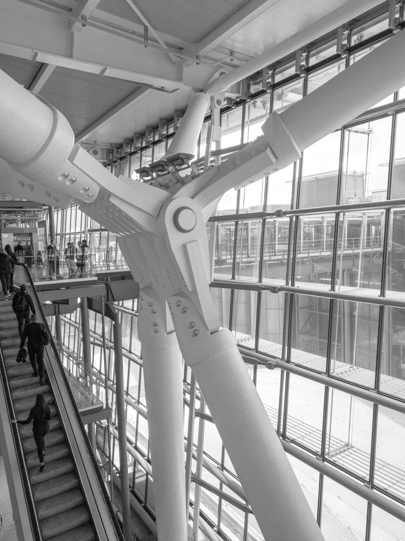 ceiling, unrecognizable person, beams, incidental people, london, airport, transportation, lifestyles, real people, metal, pillars, blackandwhite, unitedkingdom
