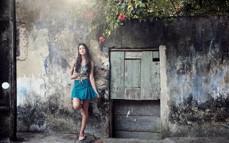flat belly, long hair, hair, belly, walls, 1080P, skirt, women, look, flat, long, standing