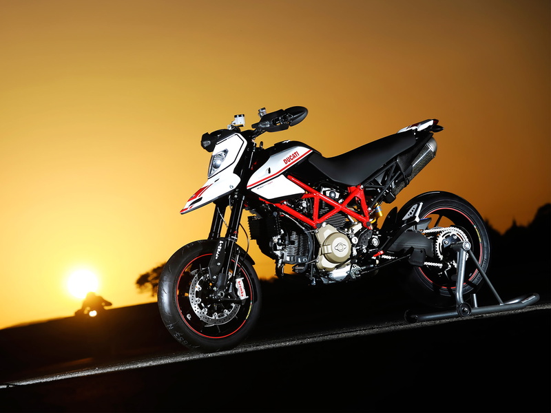white, sp, sports race, chrome, 1080P, ride, stationary, yellow, road, motard, wheel, leather, motorcycle racing, motorsport, biker, Motorcycles, mode of transportation