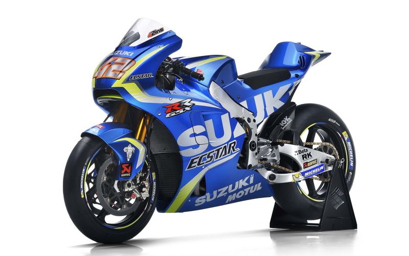 studio shot, indoors, Suzuki, Team, 2017, MotoGP, chrome, white background, transportation, 2K, motorcycle, land vehicle, sports race, still life, mode of transportation