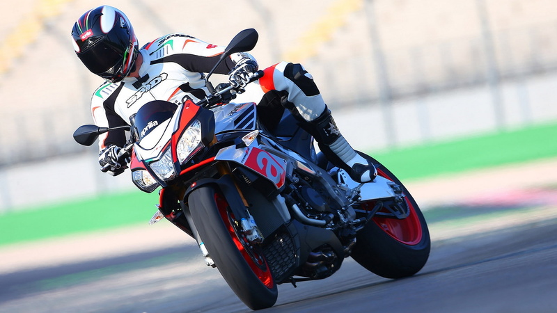 competition, motion, motorcycle, crash helmet, competitive sport, sports equipment, riding, biker, sports helmet, activity, depth of field, headwear, mode of transportation
