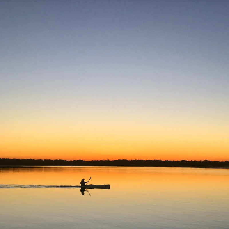 boat, dawn, landscape, waves, scenics - nature, ocean, copy space, nature, non-urban scene, real people, lake, clear sky, sunset, silhouette, orange color