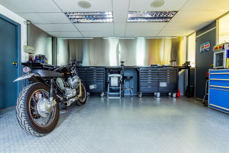 tuning, mecanic, moto, impeccable, mecano, garage, communication, flooring, architecture, seat, preparateur, vehicule, mecanique, absence, atelier, guzzi