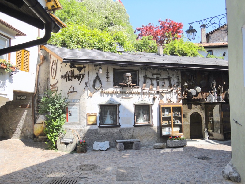 south tyrol, 2K, plant, italy, growth, no people, sunlight, second hand shop, sky, klausen chiusa, city, roof, built structure, outdoors, stone, building exterior