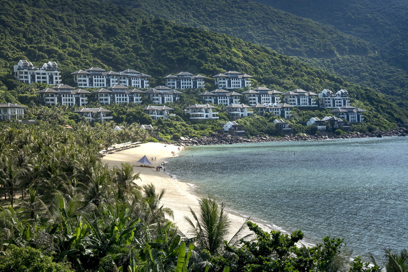 high angle view, building, water, the hill, day, built structure, the landscape, nature, building exterior, beach, great, mountain, intercontinental, architecture