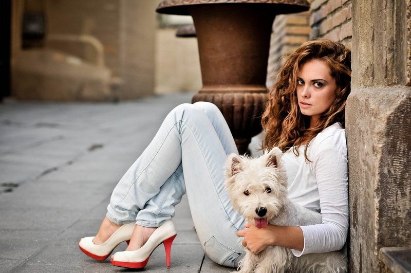 Tamara Martin Velilla, look, shoes, jeans, heels, The West highland white Terrier, 1080P, mood, dog